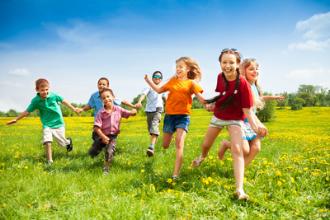 Kinder rennen auf Wiese
