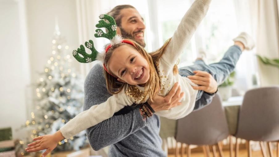 
		Junger Vater mit Tochter weihnachtlich
	