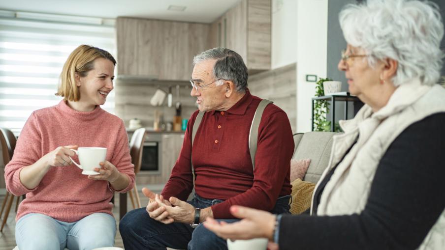 
		Senioren im Gespräch mit Tochter
	