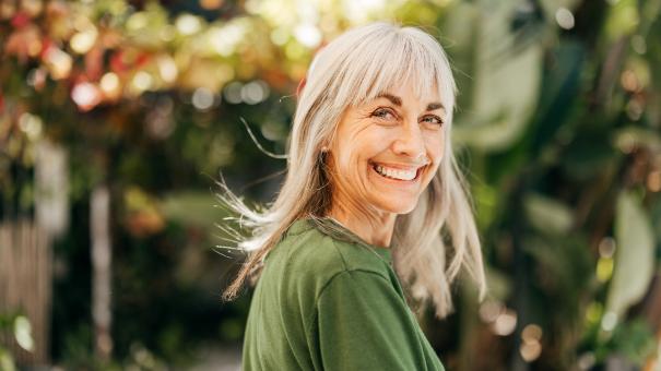 
		Fröhliche Frau im mittleren Alter
	