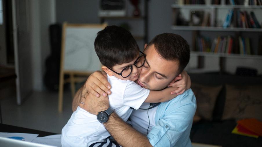 
		Vater und Sohn umarmen sich
	