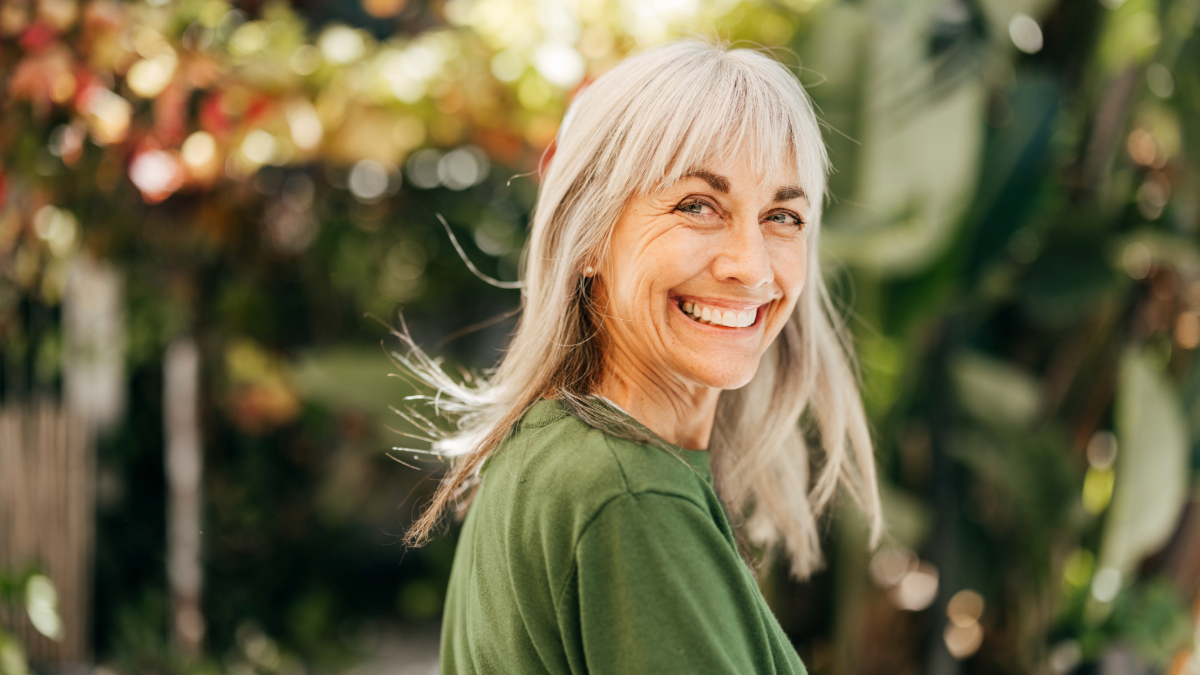 Fröhliche Frau im mittleren Alter