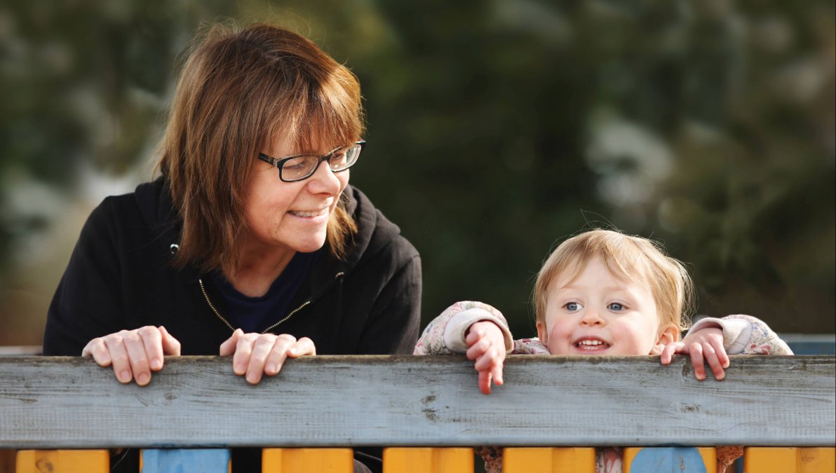 Kinderbetreuerin mit Kind