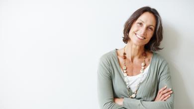 
		Frau lächelt in die Kamera
	