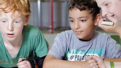 
		drei Jungs spielen zusammen in einem Ferienprogramm
	