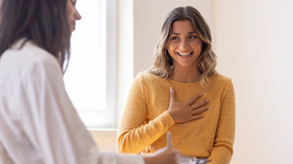 Glückliche Frau beim Arzt