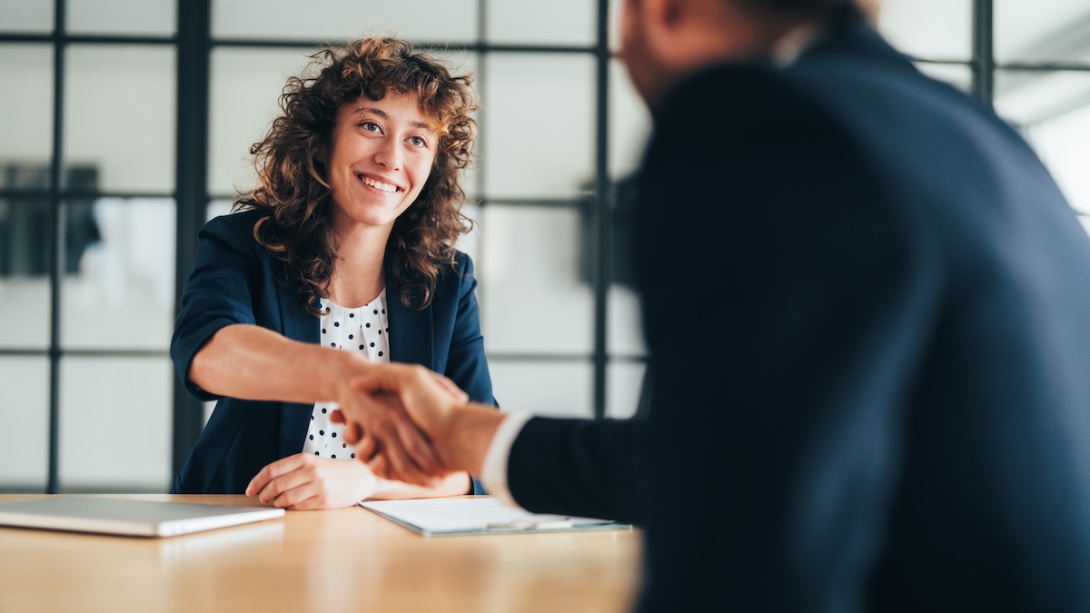 Business Frau berät Unternehmen mit Outplacement Beratung