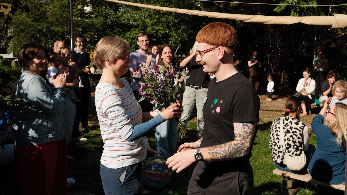 Maren Kürger (ehemalige Leitung) und Connor Schinkewitz (stellvertretende Leitung) von den CompanyKids Königskinder in Hannover